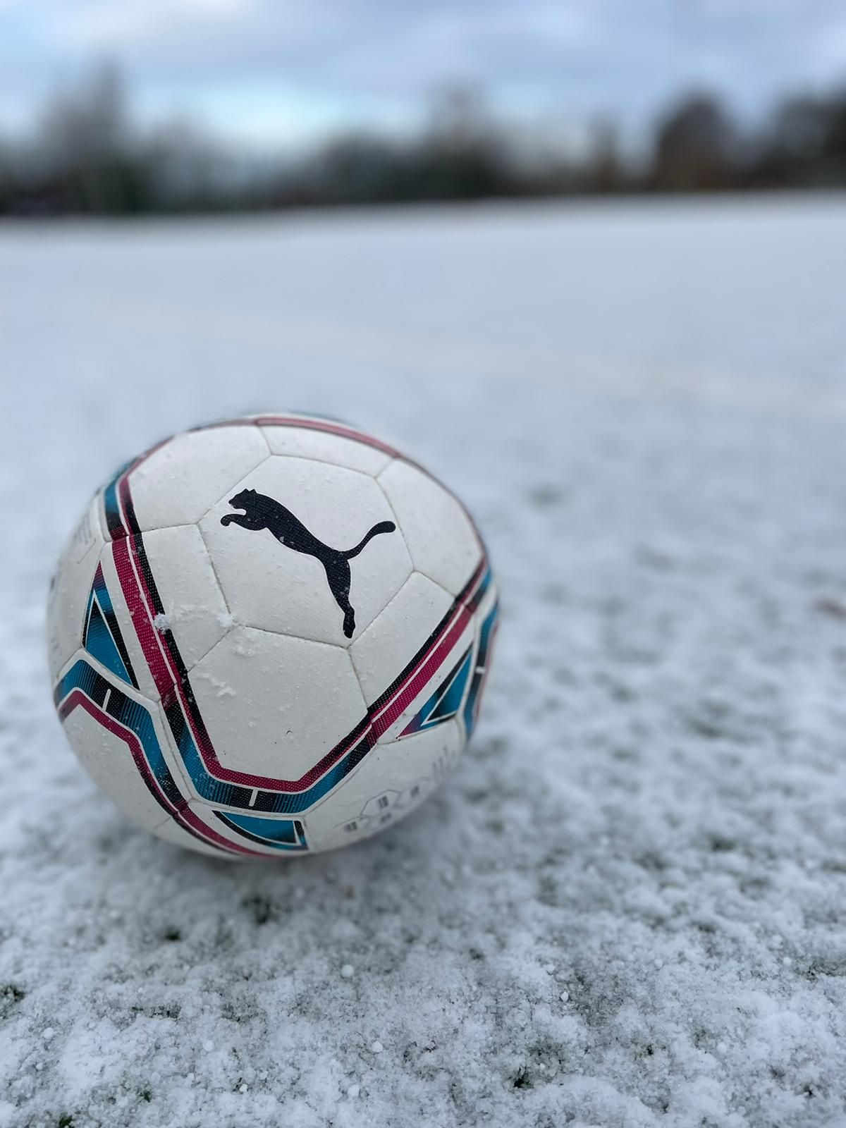 Ball im Schnee